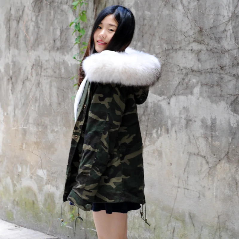 Женская парка армейского зеленого цвета с большим воротником из меха енота