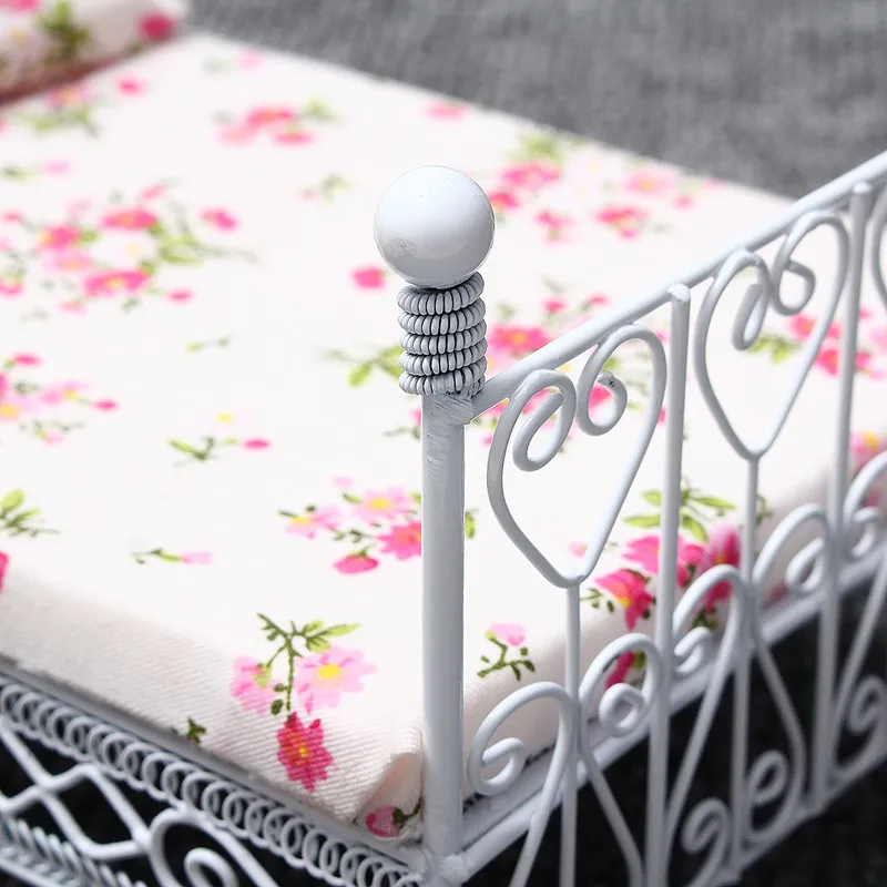 1/12 миниатюрная мебель для кукольного домика металлическая кровать с матрасом