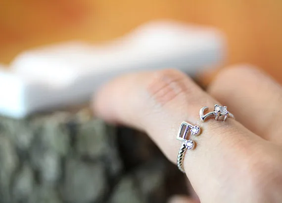 Новейшие перечисленные музыка кольцо в виде ноты регулируемое Кулак Обёрточная