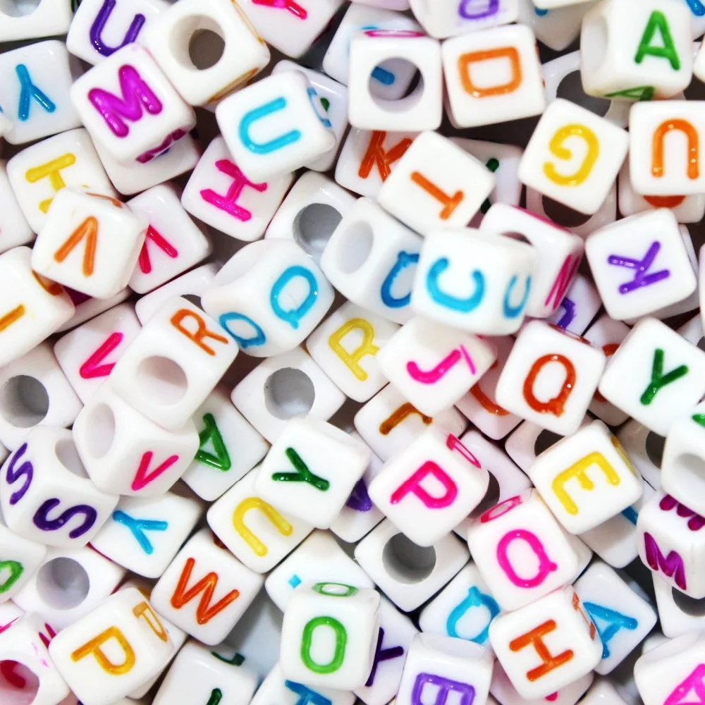 100 штук пакет Ассорти английские A-Z буквы дизайн акриловые разноцветные бусины