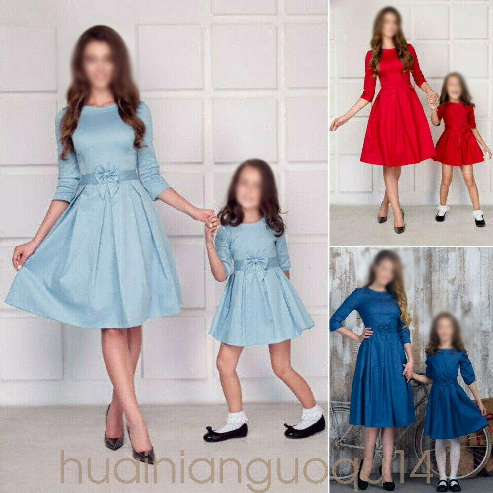Модное летнее мини платье с бантом для мамы и дочки одинаковое однотонное всей