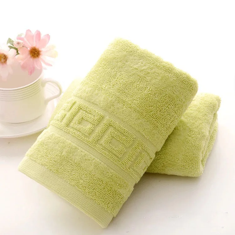 Полотенце взрослым. Полотенце для взрослых. Модные банные полотенца. Круглое полотенце для рук. Полотенце для рук зеленое маленькое.