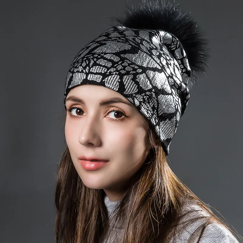 Black POMPOM Женские зимние теплые вязаные шерстяные шапки с помпонами из натурального меха енота, модные серебристые дамские шапочки с принтом - Цвет: Black POMPOM