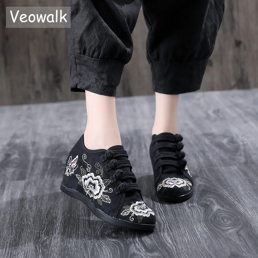 Женские холщовые кроссовки Veowalk на скрытой увеличенной платформе с вышивкой