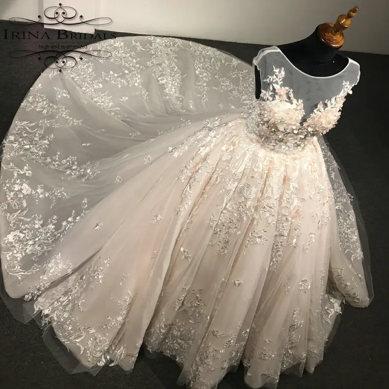 Свадебное платье с кружевной аппликацией и цветами на низкой спине Irina Bridals