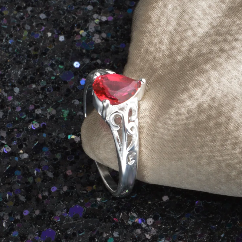 Женское Обручальное кольцо с красным цирконом обручальное посеребренным
