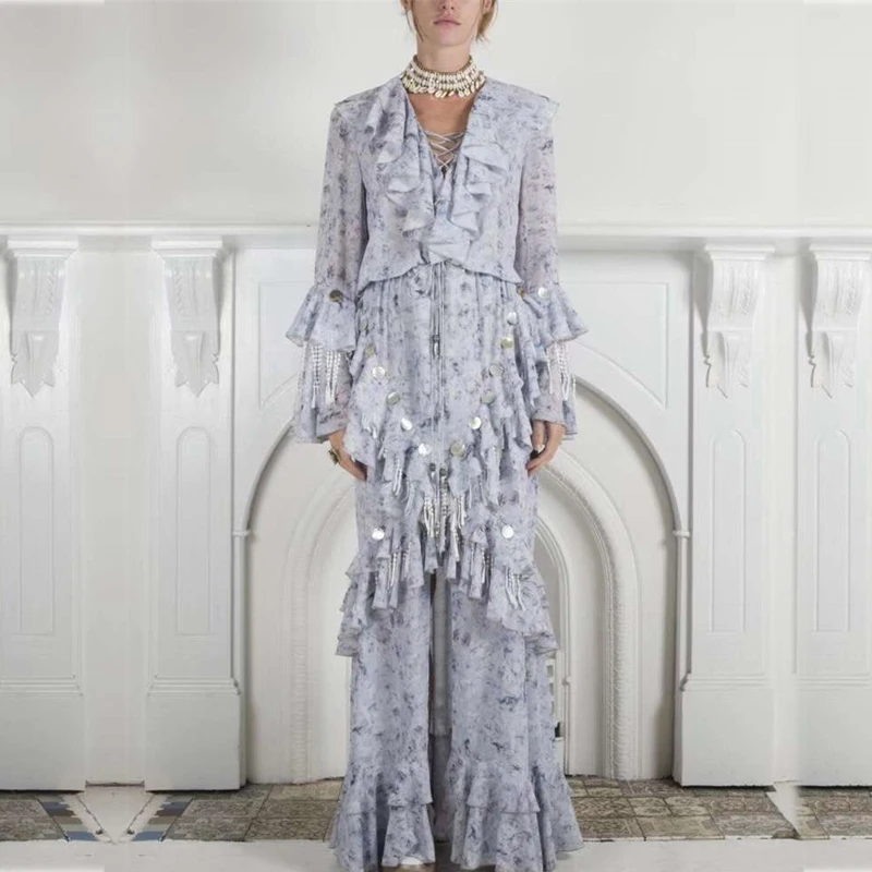 Женское вечернее платье с v образным вырезом и оборками расшитое блестками