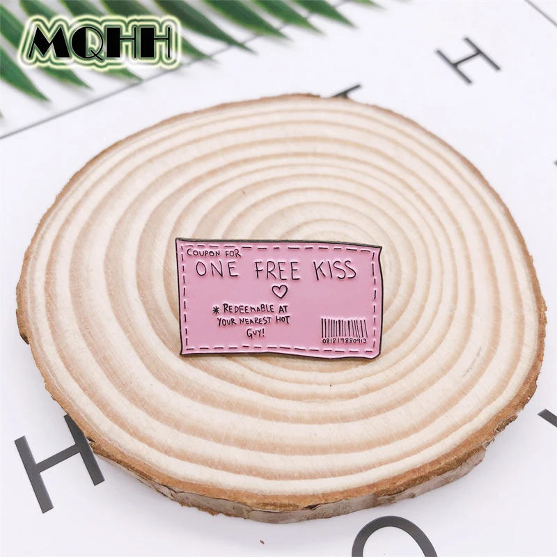 Эмалированная брошь в виде розового конверта с изображением персонажа