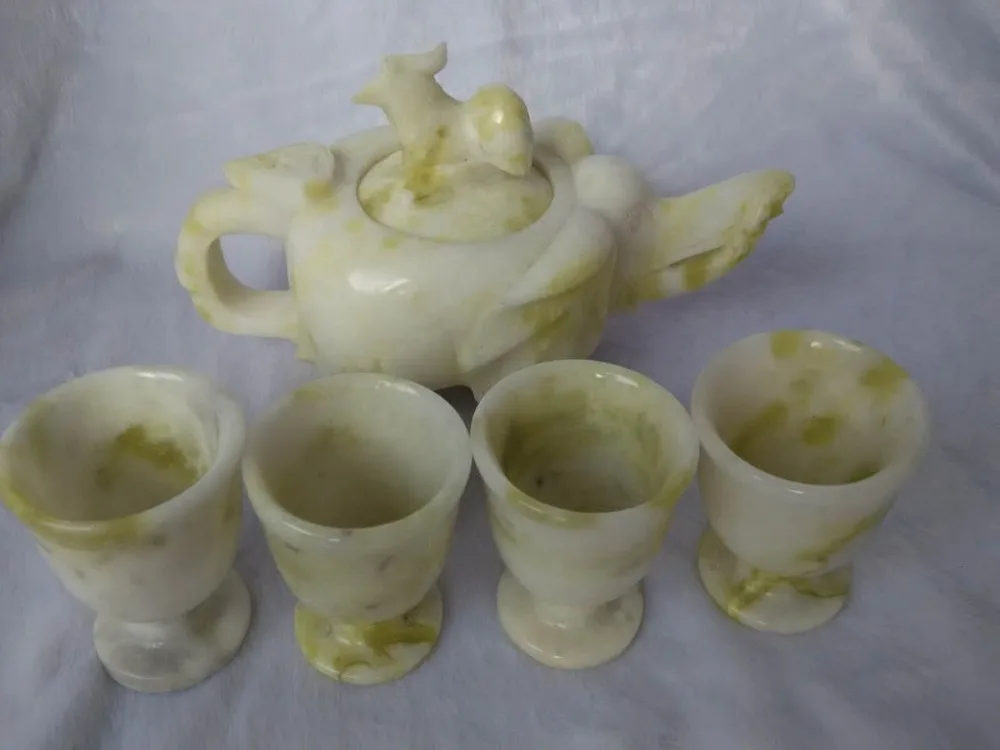 

The new Lantian jade hand-carved auspicious jar of wine glasses.