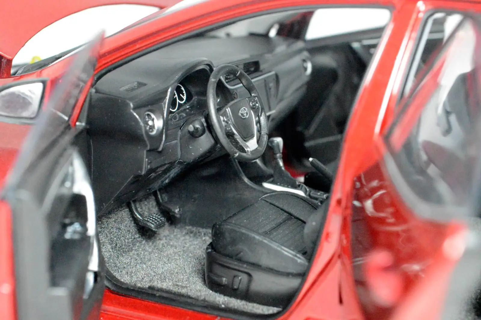 1/18 1:18 1 18 весы Toyota Левин 2017 красный статический имитация сплава Металлические