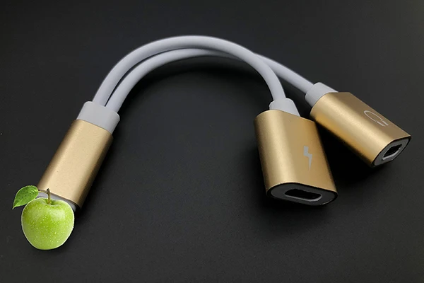 Адаптер для зарядки и подключения наушников с двумя контролируемыми проводами для iPhone7 / 8/8 p, конвертер кабеля 2 в 1 для iOS 10/11/12, передача песен.