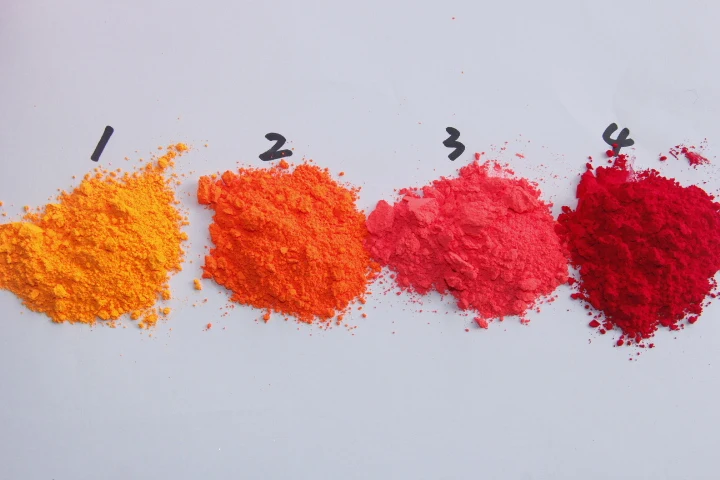 Желтый оранжевый порошок неонового пигмента смешанный цвет приятный для