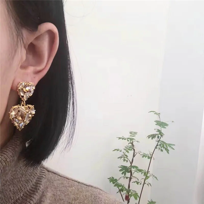 Асимметричные серьги подвески с большими и маленькими кристаллами в форме