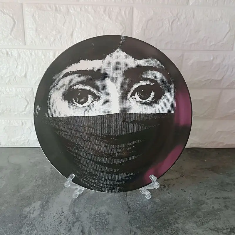 Декоративные тарелки Fornasetti с держателем, декоративные керамические Hogar Manualidades Fornasetti, фарфоровые настенные тарелки - Цвет: K