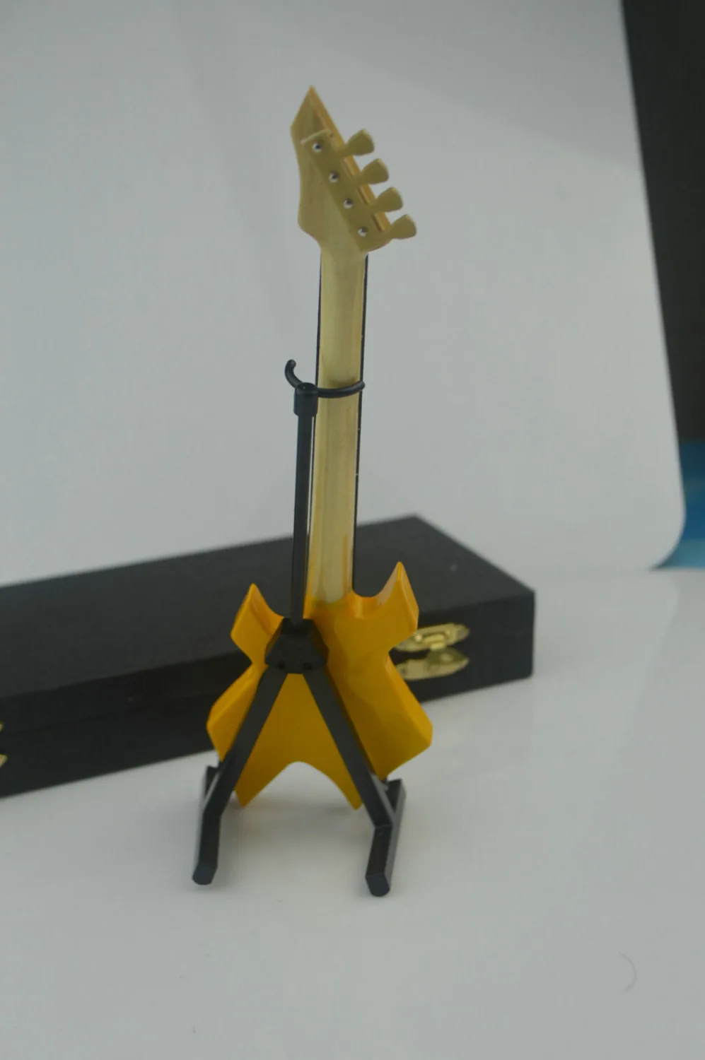 Деревянная народная электрогитара желтого цвета ручной работы в масштабе 1/6