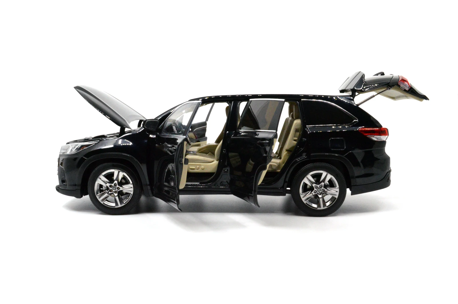Модель Paudi 1/18 1:18 Масштаб Toyota Highlander черный литой модельный автомобиль игрушка, модель автомобиля двери открытые