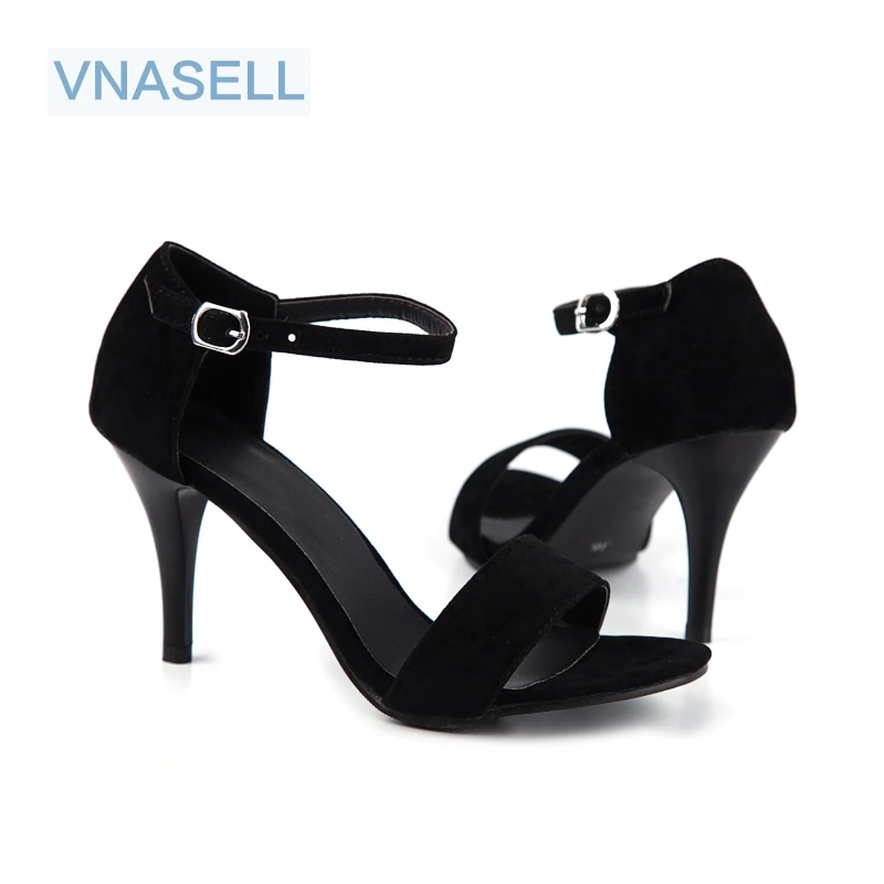 Летние модельные босоножки на среднем каблуке с открытым носком и пряжкой