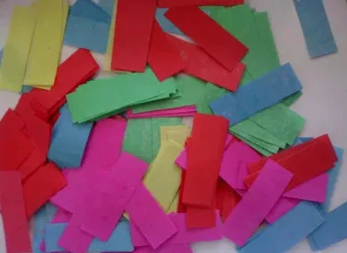 Разноцветная резная огнезащитная бумага измельченная с конфетти 2*5 см 25 кг в лоте