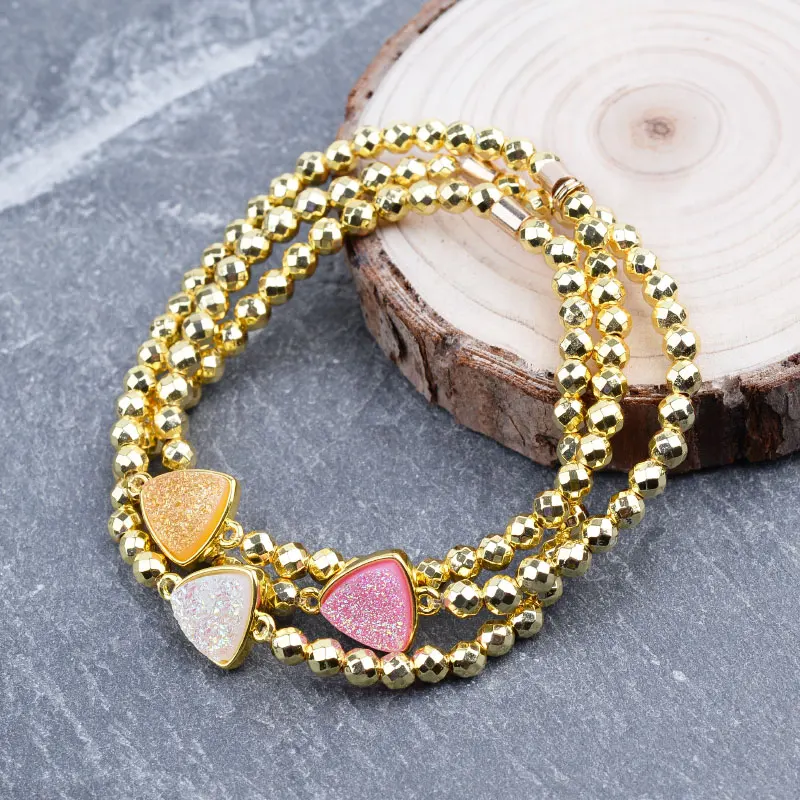 Женский браслет с золотым покрытием маленький из гематита бисером и треугольным