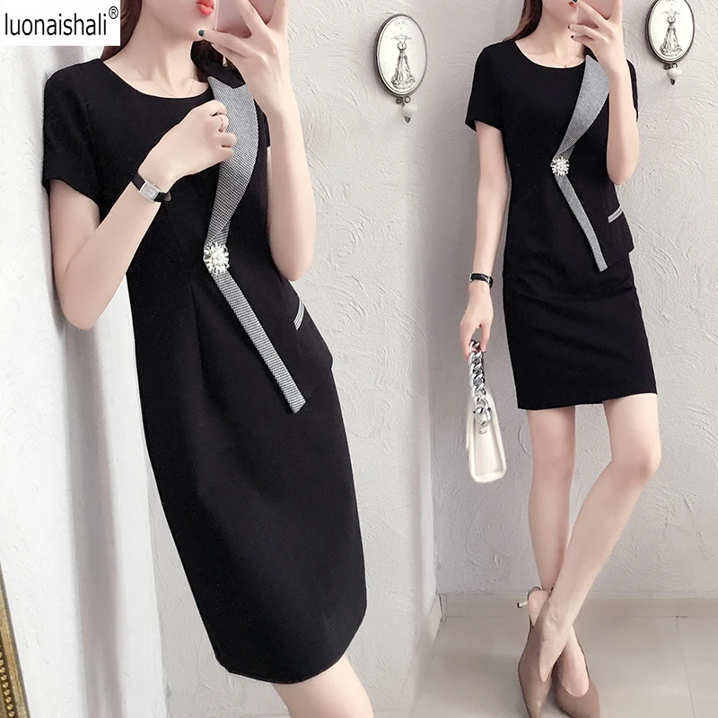 Женское облегающее платье в полоску черное с короткими рукавами и накладными