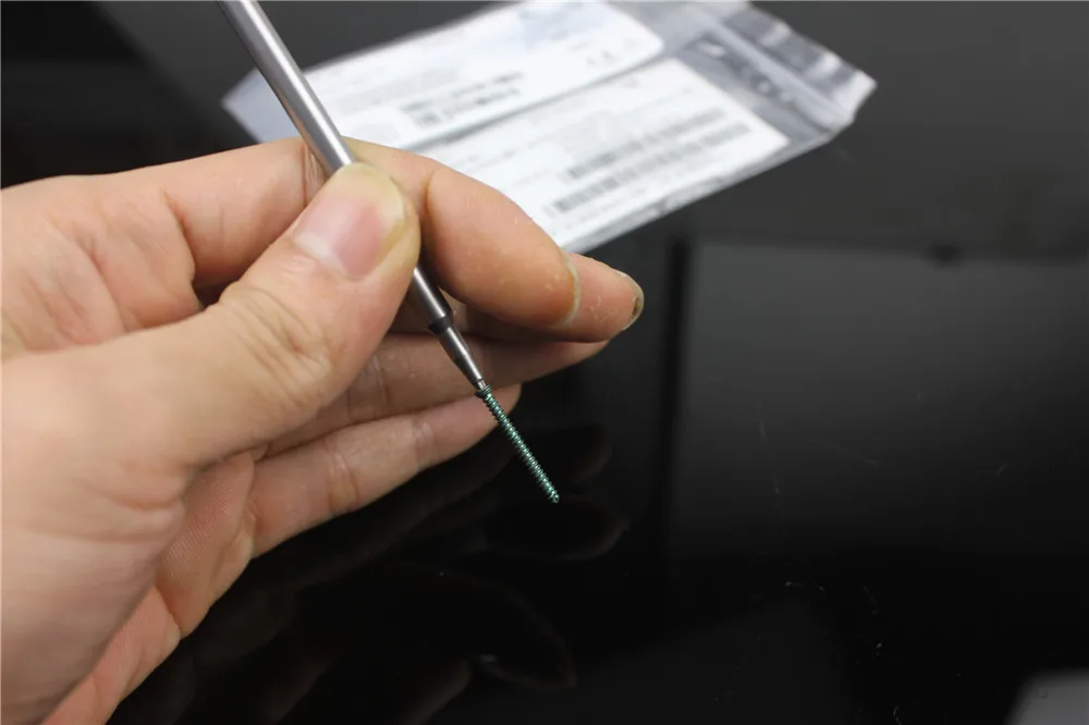 Медицинский ортопедический инструмент "сливной отвёртка" Synthes 2.0 для заблокированных кортикальных костных винтов с ручкой-держателем и шестикрылым болтовым ключом AO.