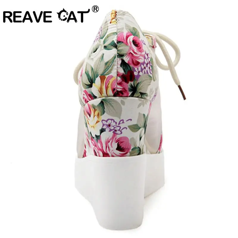 REAVE CAT/женские босоножки; пикантная Летняя женская обувь из сетчатого материала и искусственной кожи; Туфли на танкетке и платформе с цветочным принтом; сандалии с острым носком, на шнуровке; zapatos
