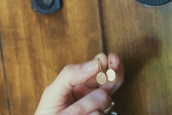 Золотые дисковые серьги изысканные молотковые ER009|gold disc earrings|disc earringshammered earrings |