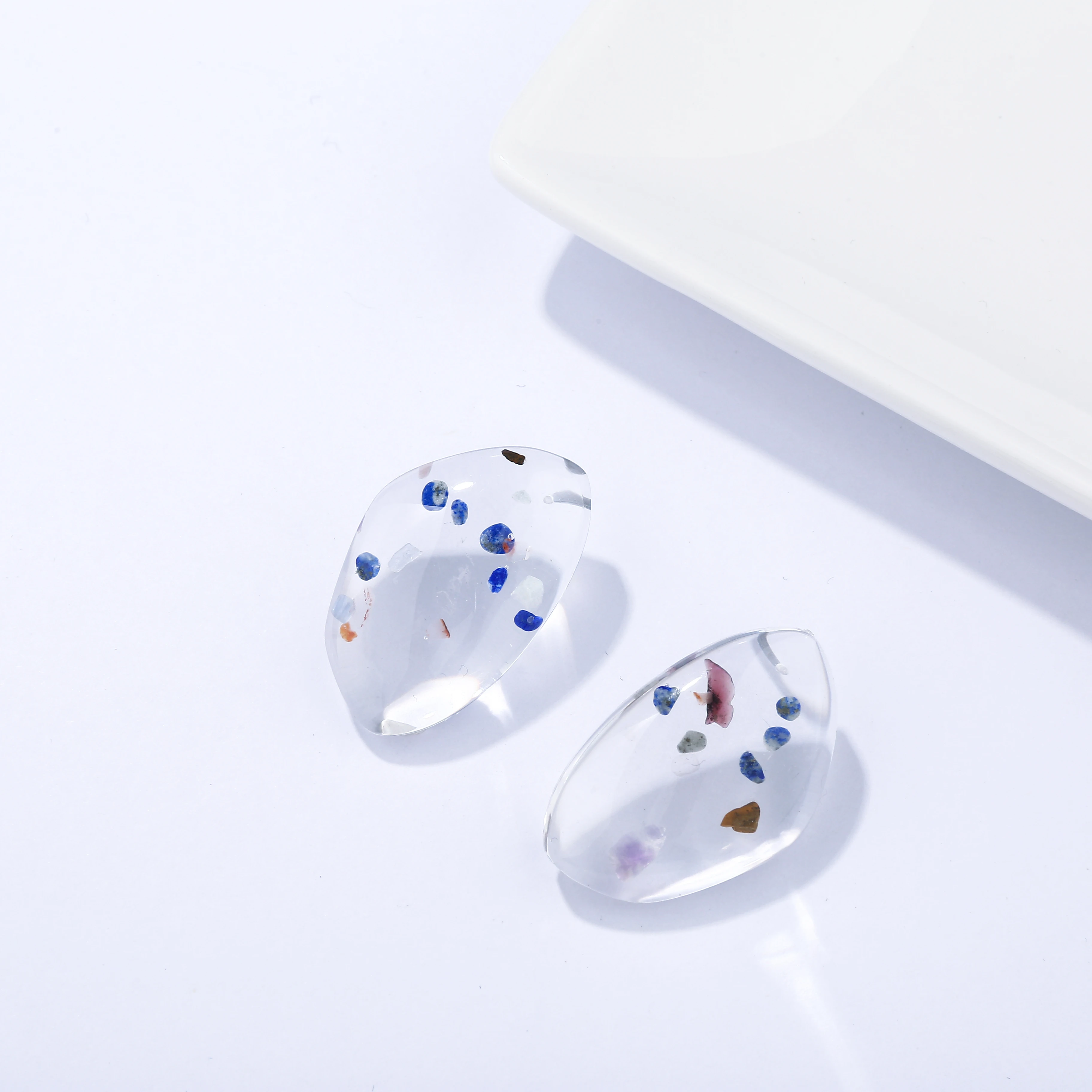 Yhpup Модные серьги-гвоздики из смолы ацетата и акрила случайного цвета в геометрическом стиле, простой дизайн, украшения в форме заявления, для женщин.