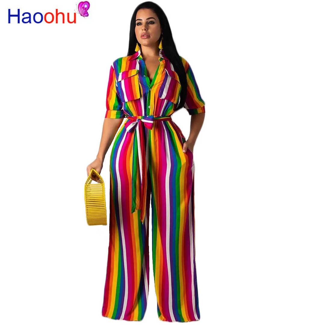 Женский комбинезон в радужную полоску с отложным воротником короткими рукавами