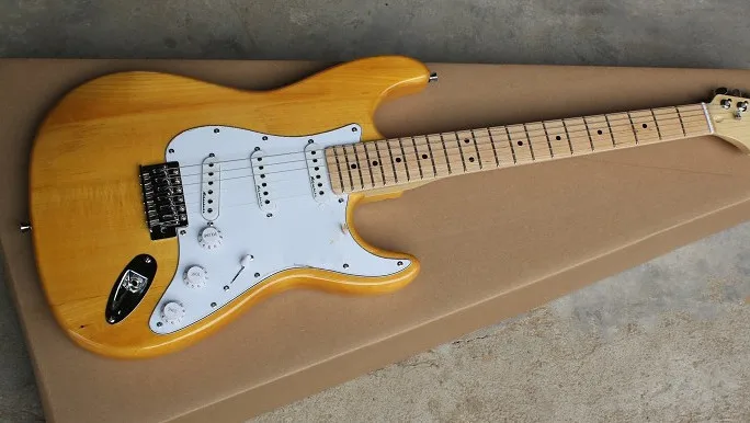 

Log color electric guitar, maple fingerboard, white guard board, SSS pickup, can be customized as required, free delivery.