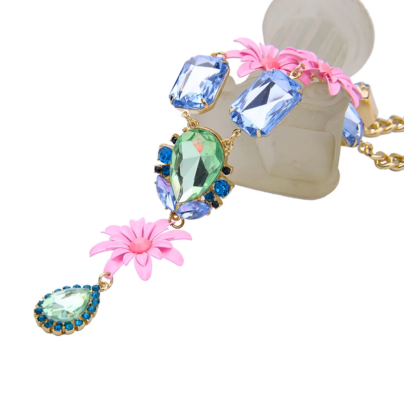 Изящное золотистое колье с розовым цветком и длинной подвеской зеленое