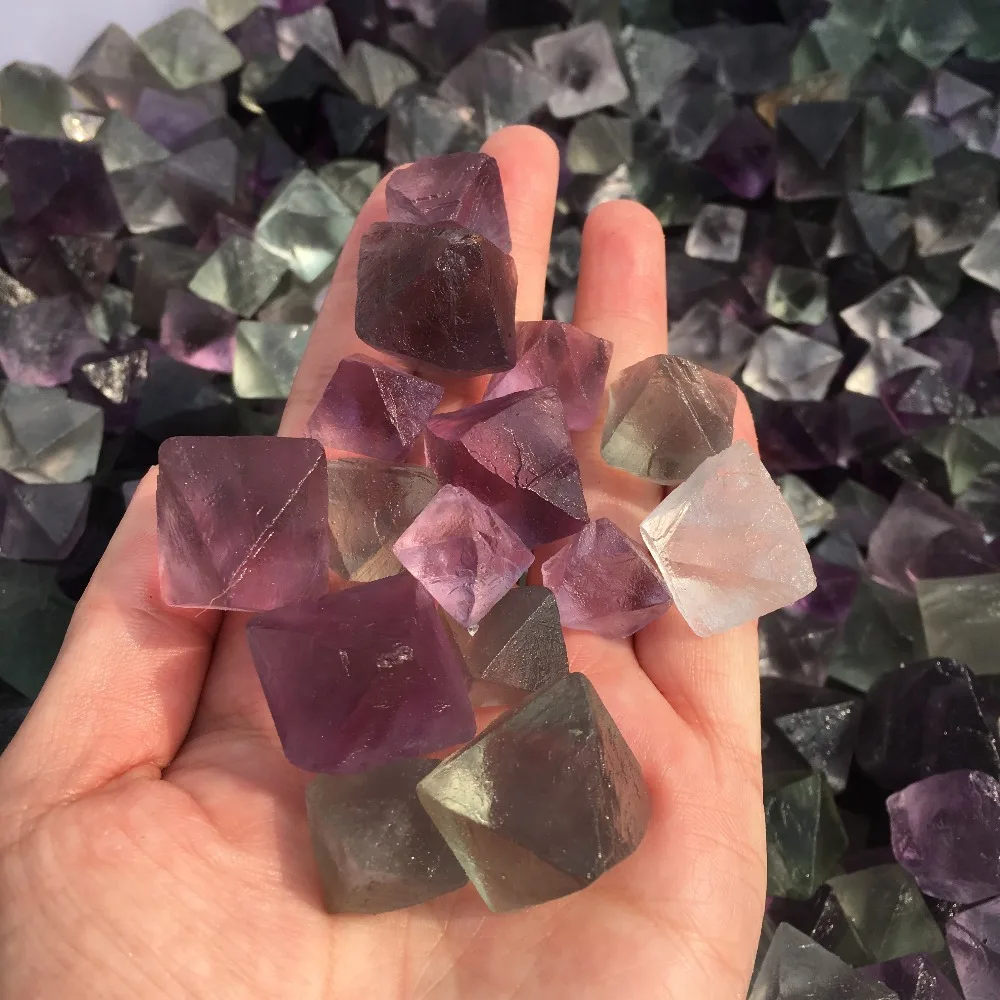 Натуральный смешанный флюорит Octahedron драгоценный камень небольшой шероховатый с