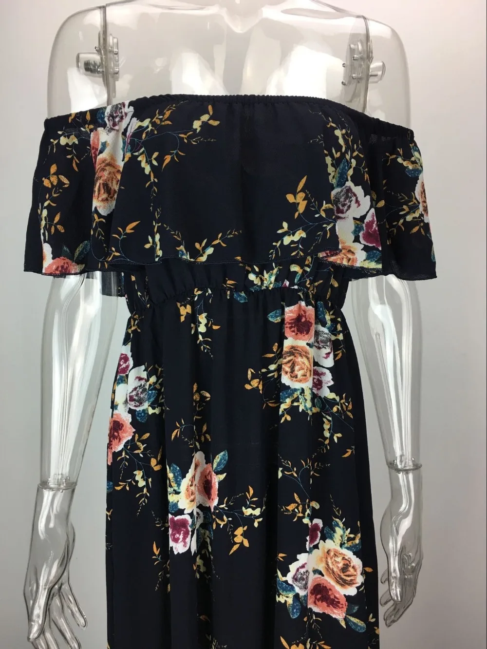 Женское длинное платье с открытыми плечами и рюшами летнее цветочным принтом в