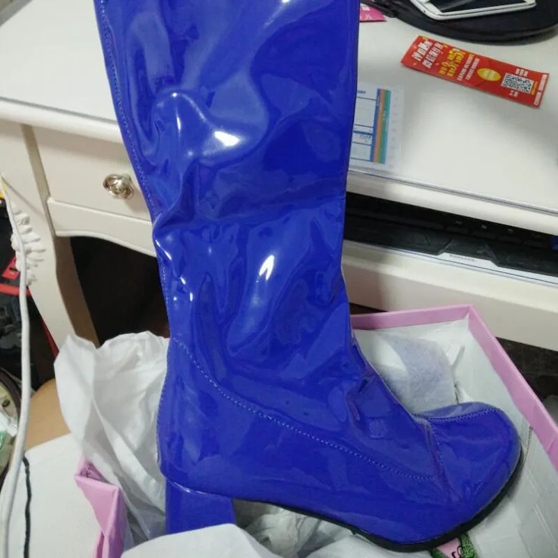 Модные женские сапоги до колена яркие цвета мягкие лакированные кожаные для