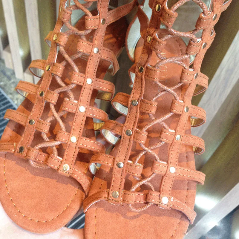 Женские сапоги с заклепками черные до колена на плоской подошве перекрестной