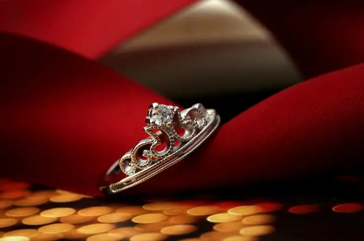 Женское кольцо из серебра 2017 пробы с фианитом | Украшения и аксессуары