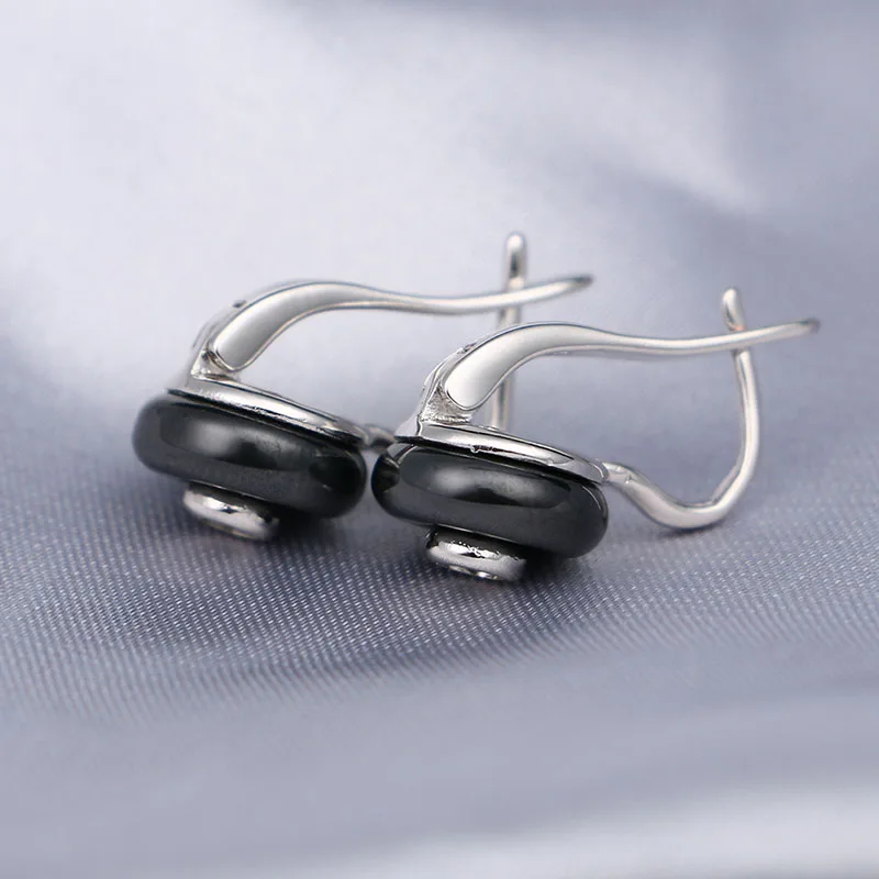 Маленькие круглые женские серьги-гвоздики черного белого цветов серебряного