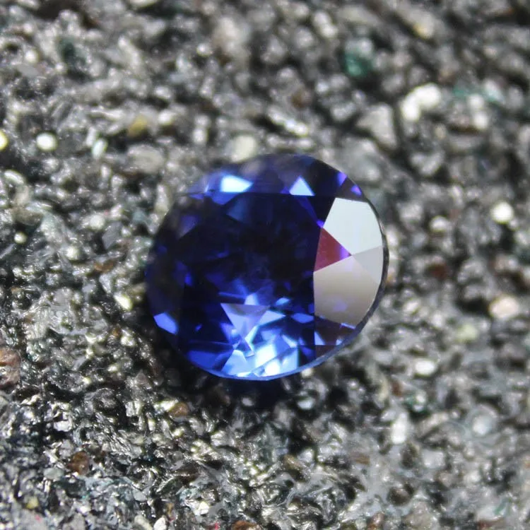 Круглые яркие граненые ограненные бусины из синего камня синий корунд для