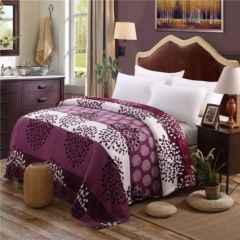 Удобное и элегантное фиолетовое одеяло с принтом белого дерева
