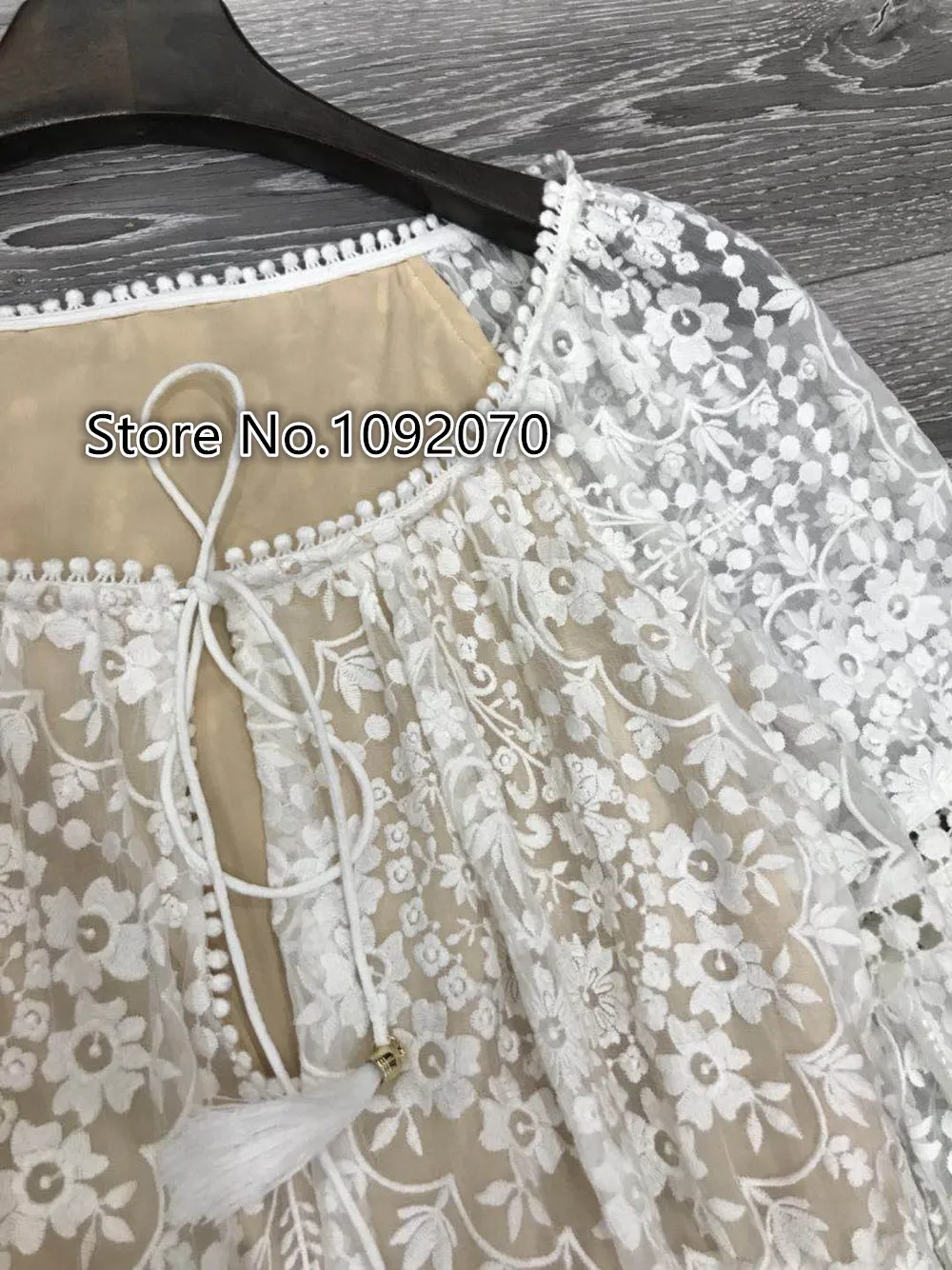 Женское белое шелковое короткое платье с цветочной вышивкой и зубчатыми краями, мини-платье с вышитыми цветами и круглым вырезом