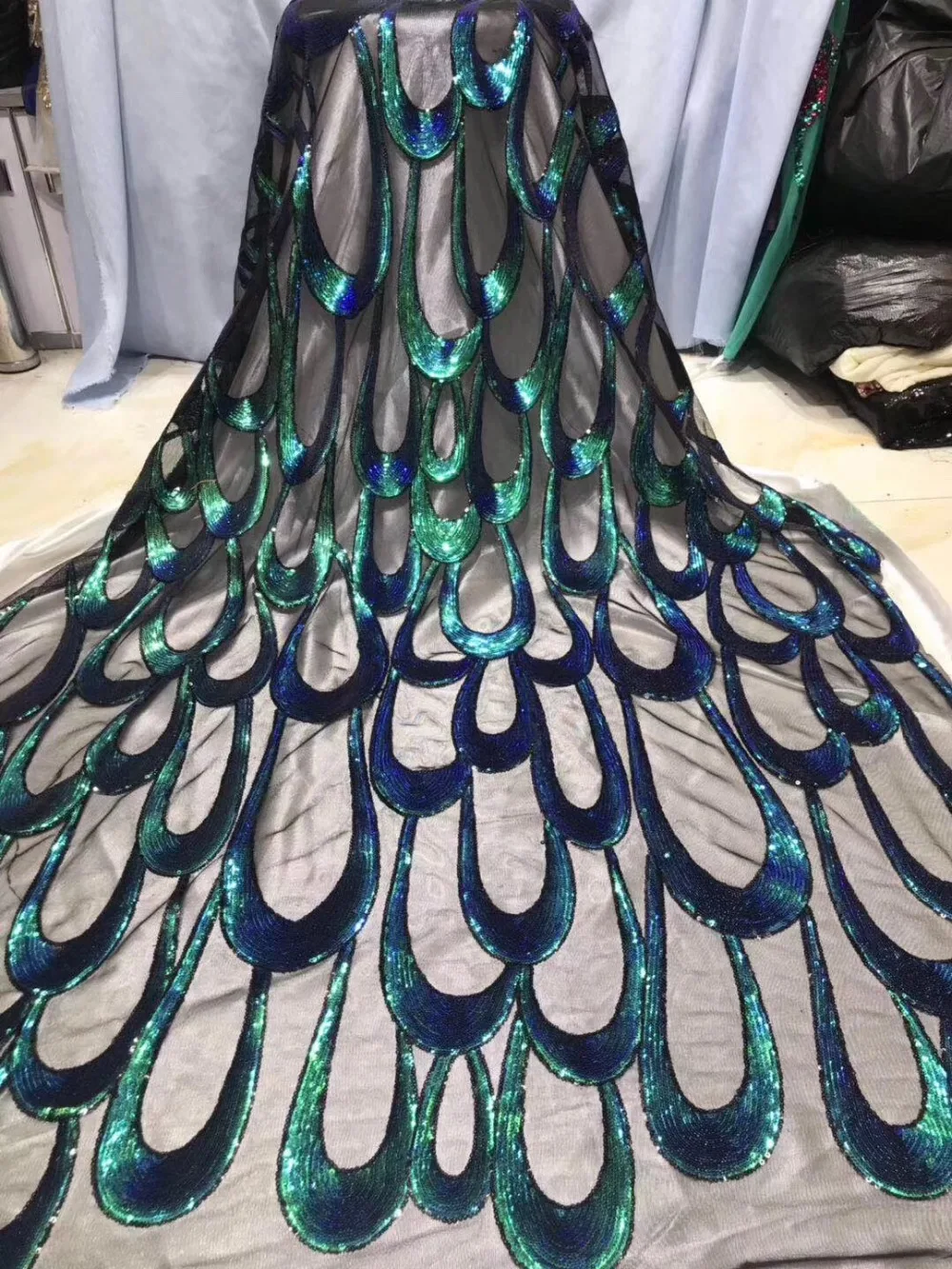 

Embroidered lace fabric SU-J27101 with sequins beautiful Nigerian sequins lace fabric for party dress