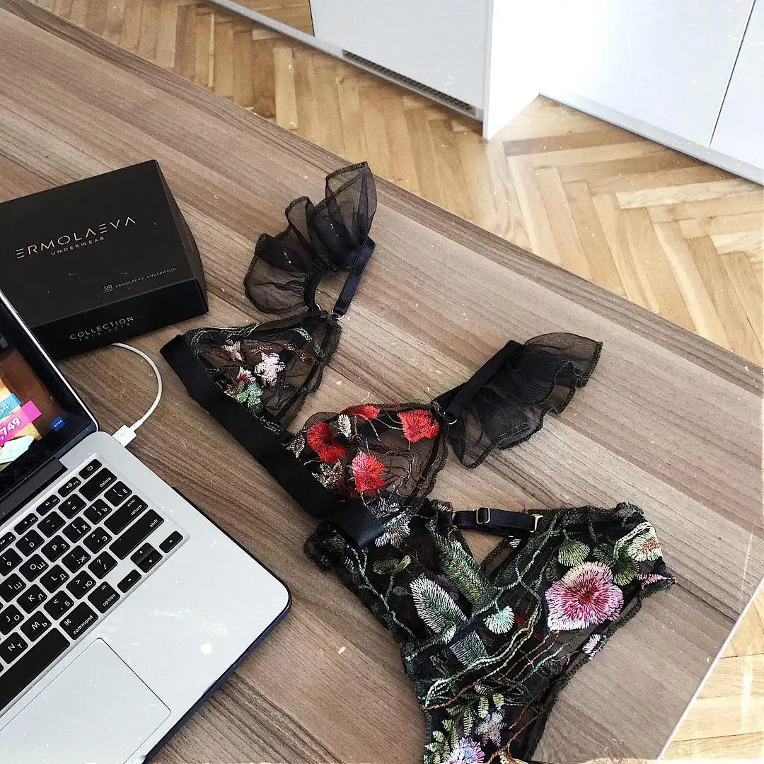 Комплект женского кружевного нижнего белья с цветочным принтом и