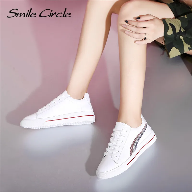 Женские кроссовки Smile Circle белые из натуральной кожи на плоской подошве со