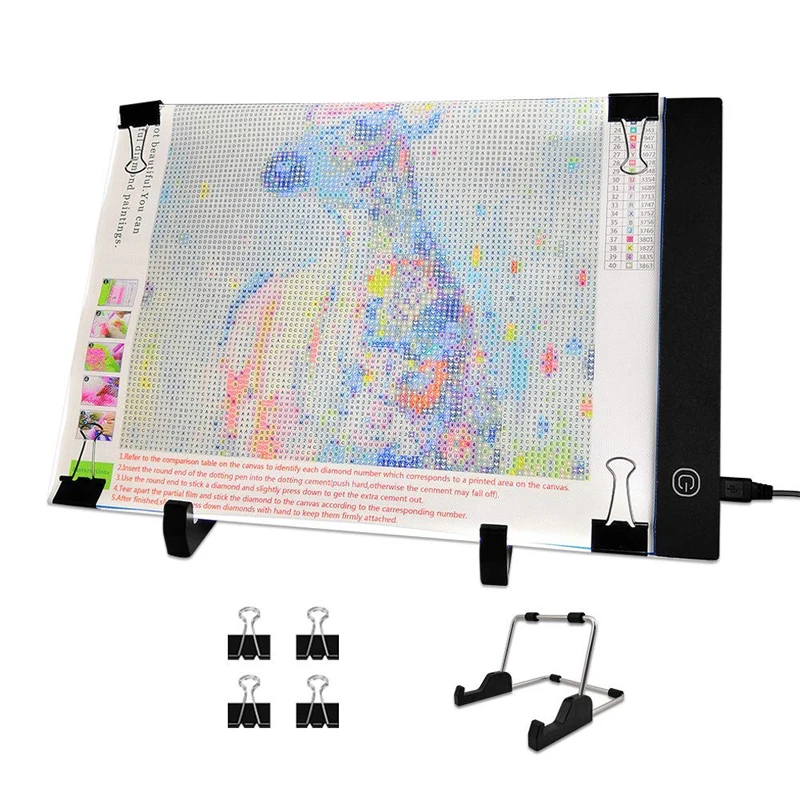 НАБОР ДЛЯ АЛМАЗНОЙ ЖИВОПИСИ: СВЕТОДИОДНАЯ ДОСКА A4, КОМПЛЕКТ РАСЧЕСОК, ИГЛЫ ДЛЯ БИСЕРА, АКСЕССУАРЫ ДЛЯ ШИТЬЯ И ВЫШИВКИ С ПОДСТАВКОЙ И ЗАЖИМАМИ.