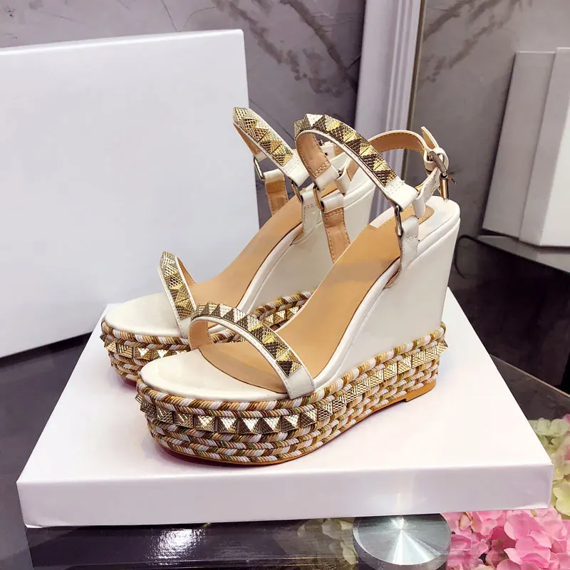 Белый Г., пикантные Босоножки на платформе женская разноцветная обувь на танкетке с открытым носком и заклепками для подиума на высоком каблуке - Цвет: Белый