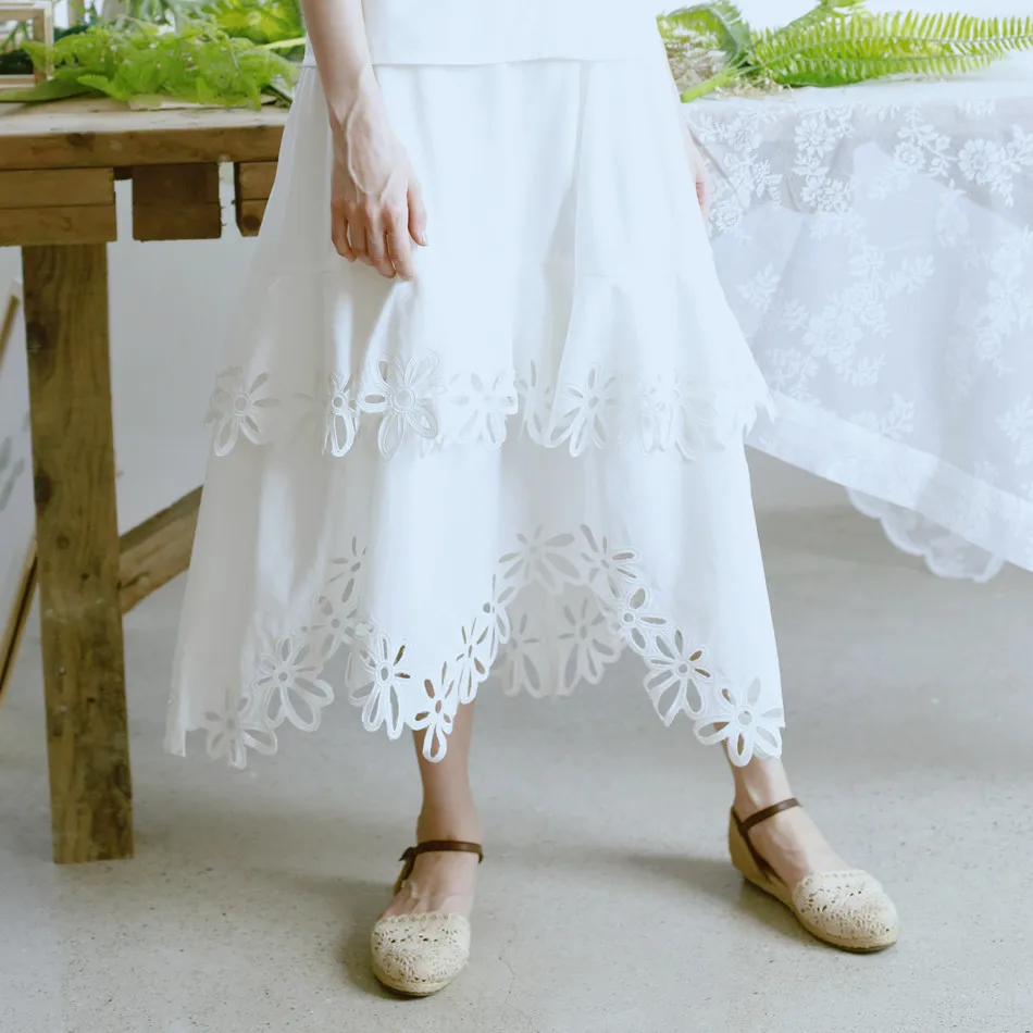 LYNETTE'S CHINOISERIE Cutout embroidery big skirt a fresh petals white all-match bust skirt