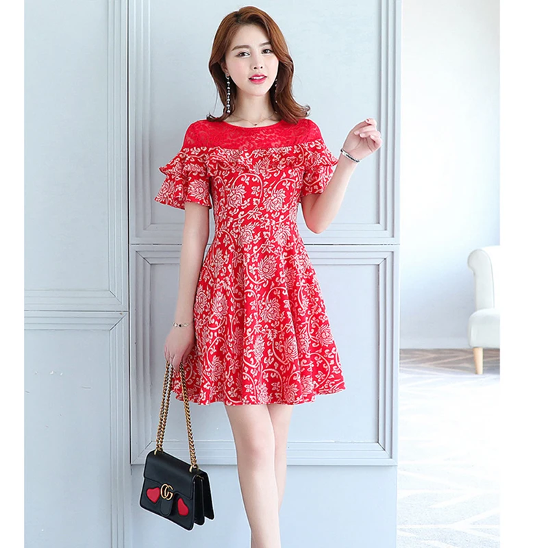 Женское кружевное платье в стиле пэчворк облегающее красное с расклешенным