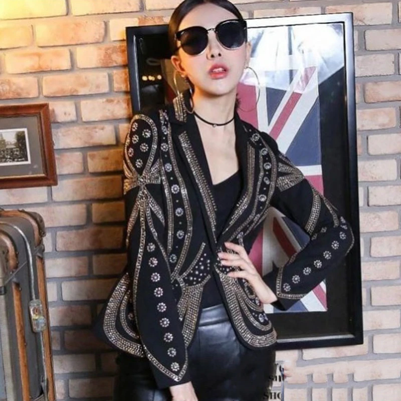 Женская приталенная куртка с заклепками длинным рукавом и отложным воротником