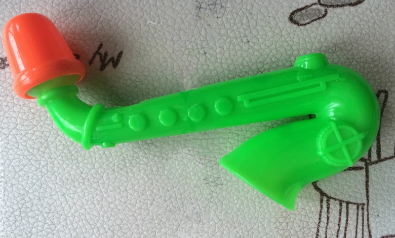 Бесплатная доставка дешево 24x ослепительный мини пластиковый свисток для