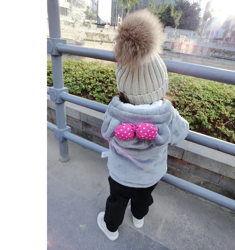 

The baby girl is cute and thickened velour padded jacket